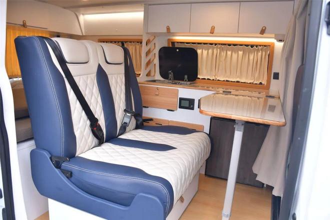 个10多万的露营车有厨房和床一车多用AG真人国际游戏家里唯一用车就选这(图1)